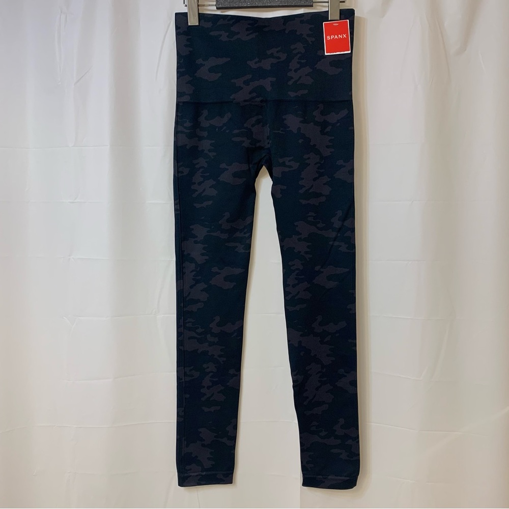 Spanx Black Camo “Look At Me Now” Seamless Legging Size 1X NWT